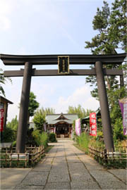 写真: 鷺宮八幡神社「石の鳥居」